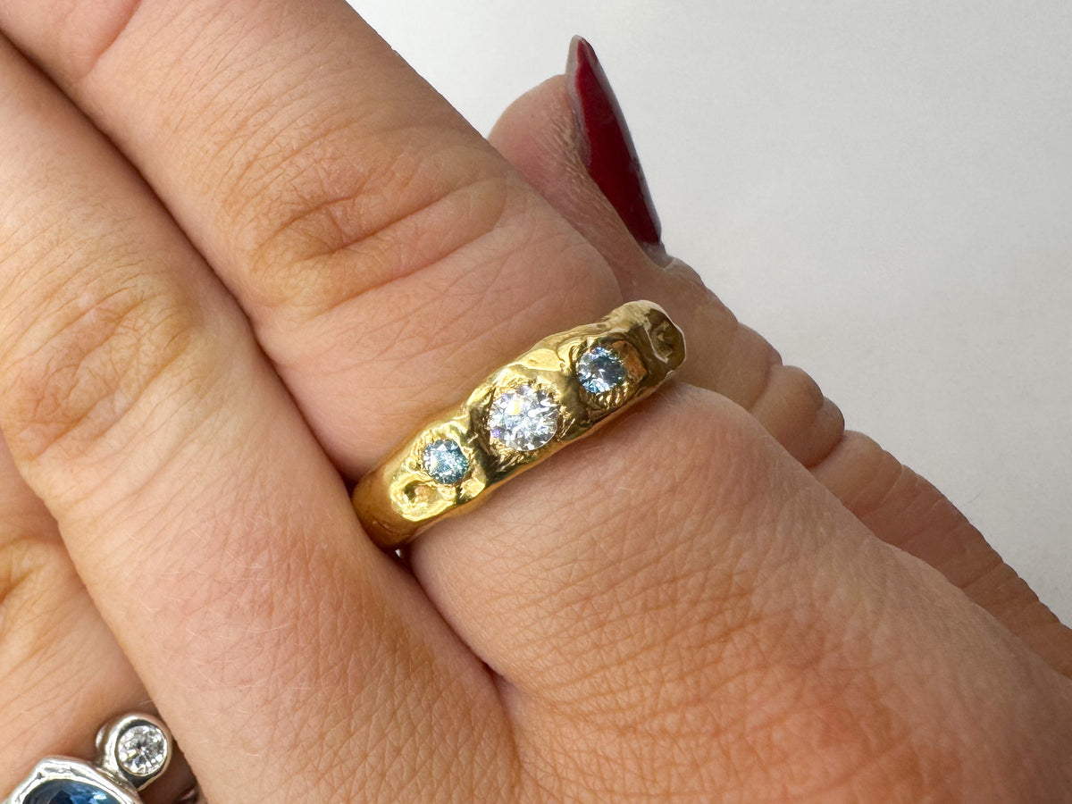 One of a kind ring size 56mm \ 7,5US w. Moissanite stones