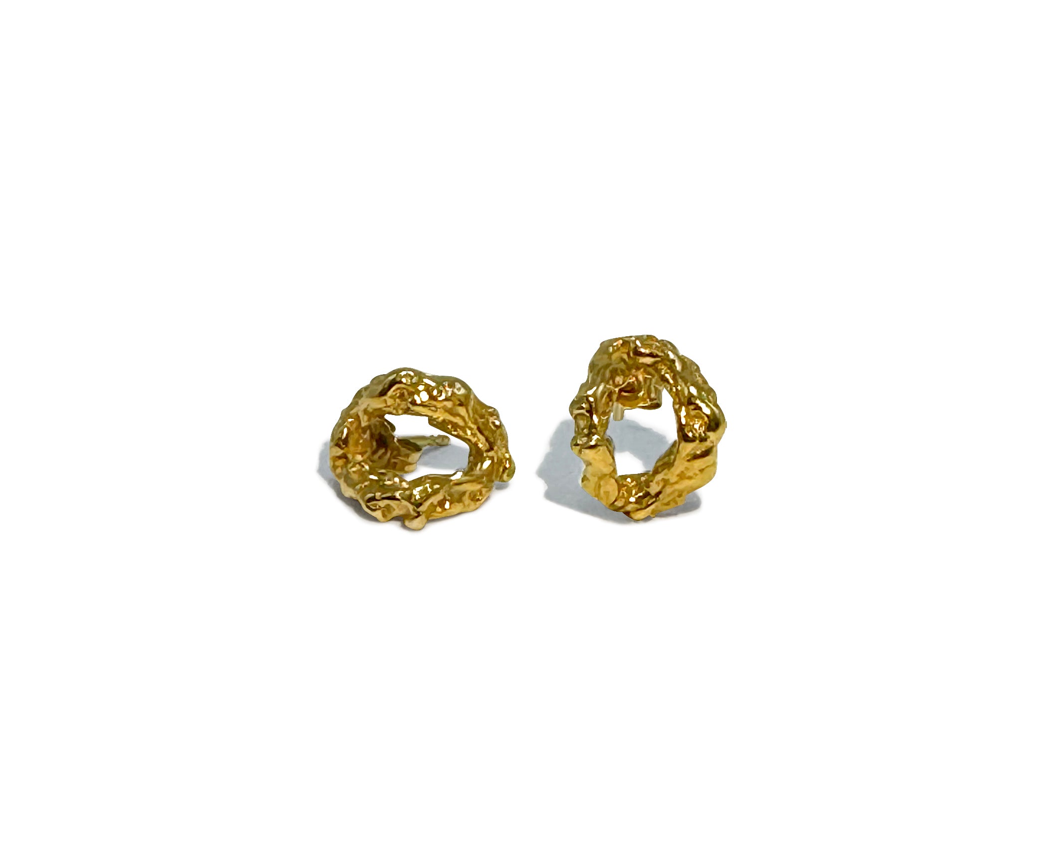 Like Lava studs með 18K gullhúðun