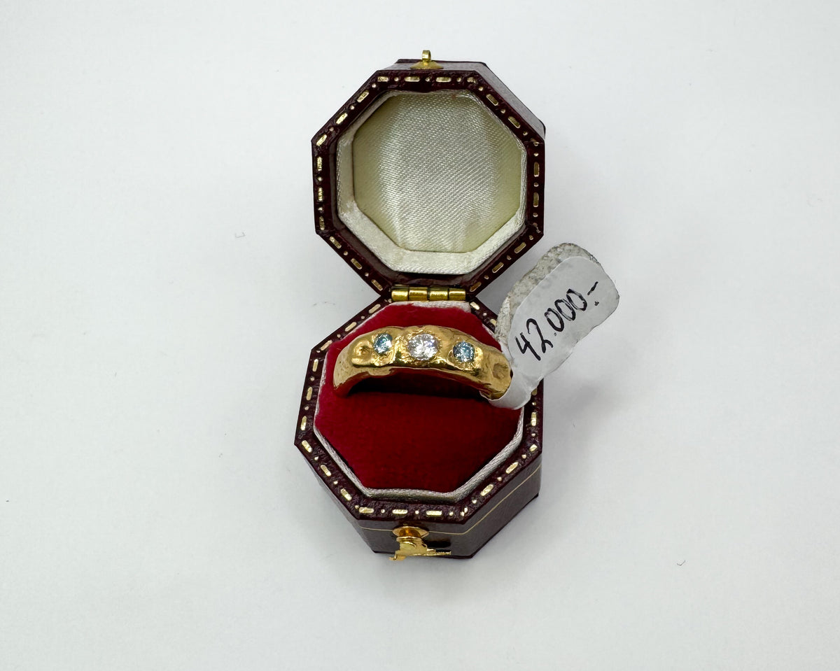 One of a kind ring size 56mm \ 7,5US w. Moissanite stones